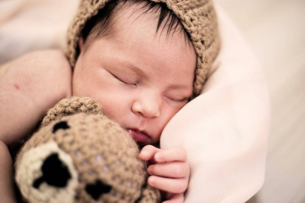 Baby schläft im Bett